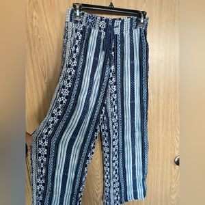Patterned loose pants. Size Large